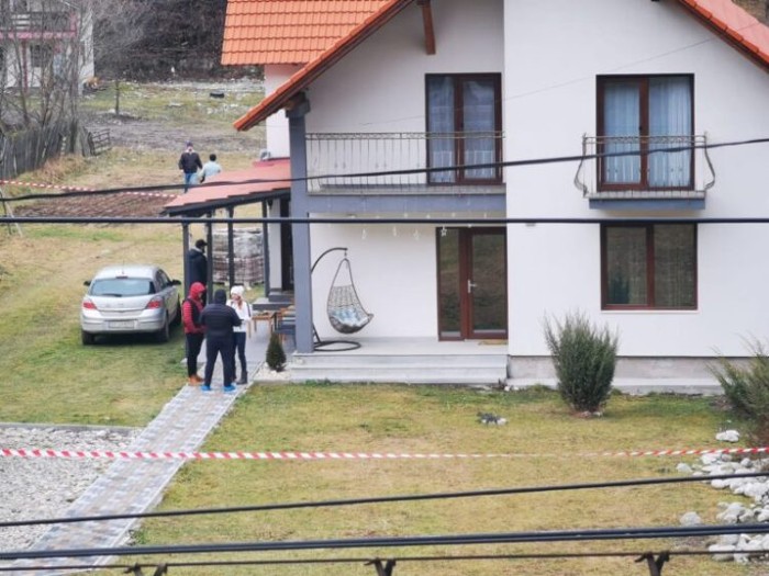 Soţ şi soţie, găsiți morţi în casă într-o baltă de sânge