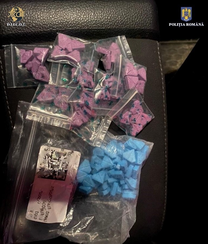 Tânără prinsă în flagrant în timp ce vindea ecstasy