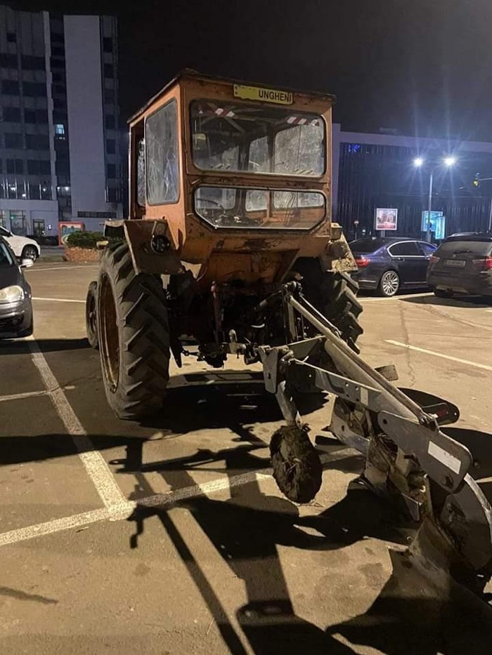 S-au dus cu tractorul la mall (Foto)