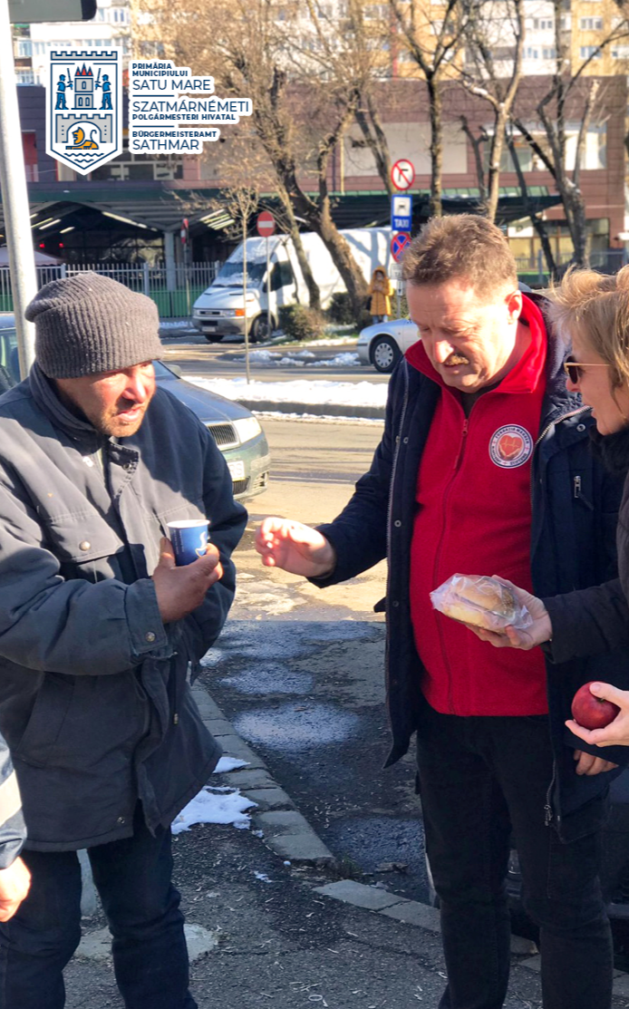 Ceai cald şi o gustare pentru oamenii străzii (Foto)