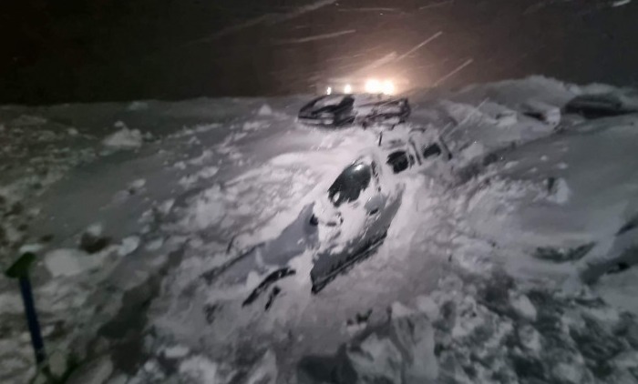 Avalanşă în Munţii Făgăraş. Maşini îngropate în zăpadă (Foto)