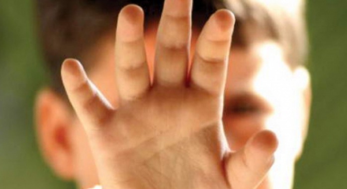 Adolescent de 15 ani, arestat după ce ar fi violat un băiat de 7 ani