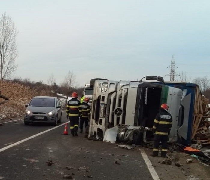 Un TIR s-a răsturnat pe DN 19 în Biharia (Foto)