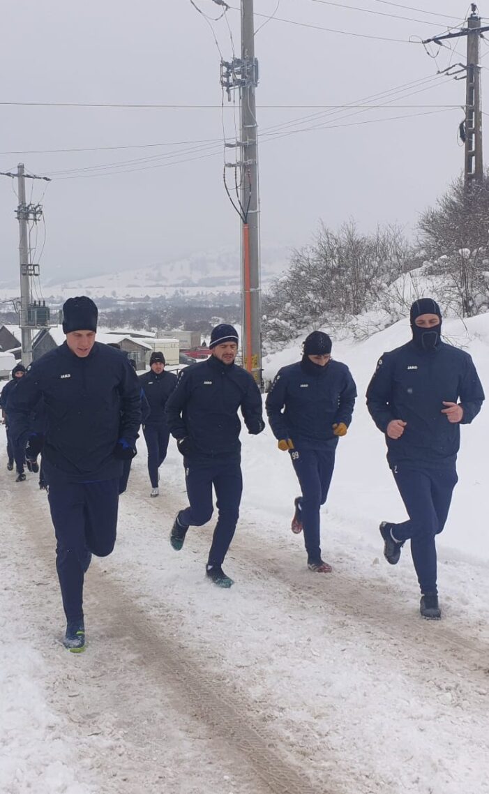 Frigul de afară nu se simte în atmosfera echipei din cantonament (Foto)
