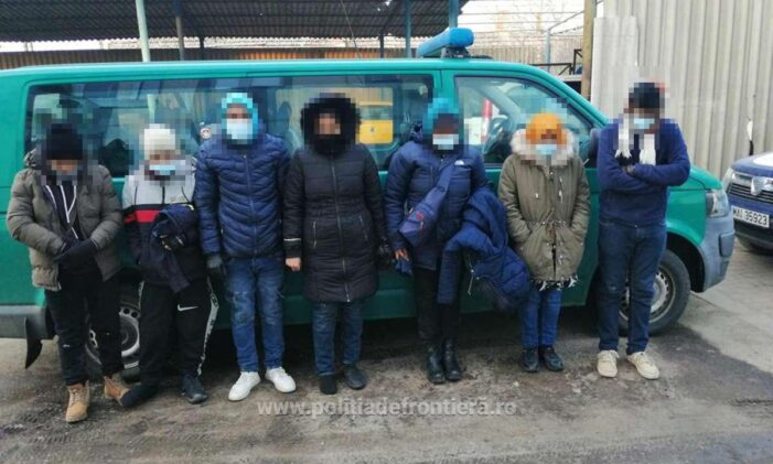 Două călăuze și opt migranți, opriți la frontiera cu Ungaria (Foto)