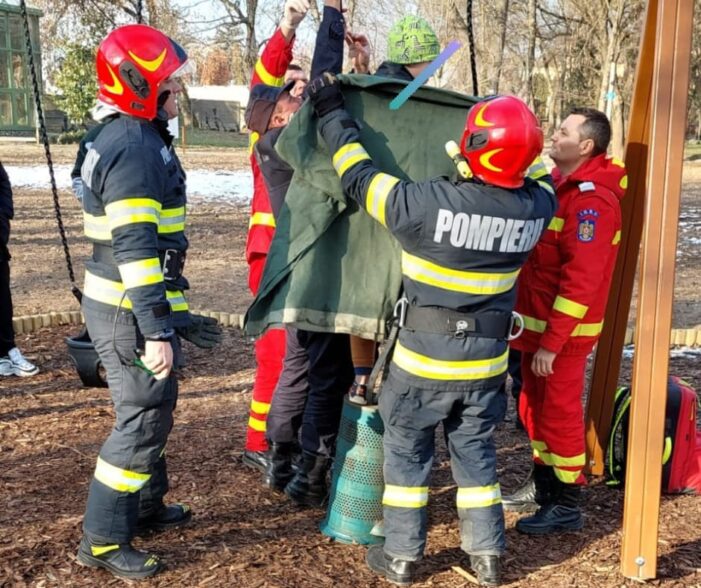 Copil blocat într-un leagăn. Cum a fost salvat ?(Foto)