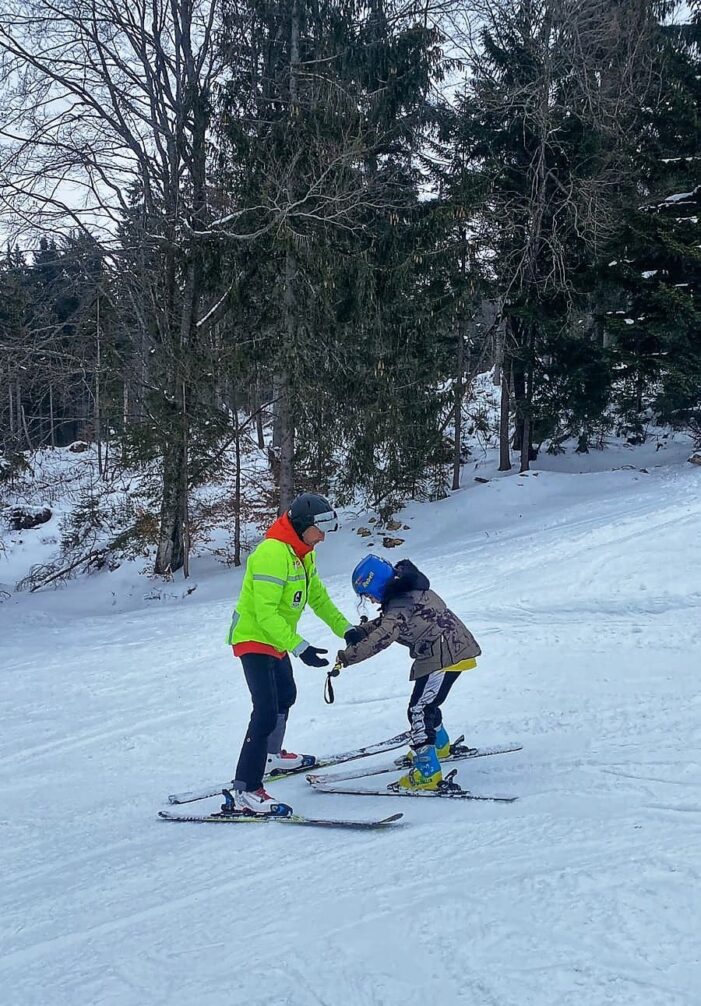 Caiac SMile, în mijlocul copiilor. Îi învaţă să schieze (Foto) Caiac SMile, în mijlocul copiilor. Îi învaţă să schieze (Foto)