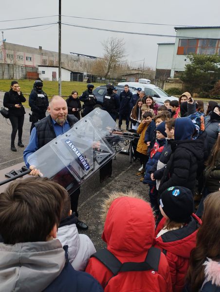 Bucurie şi zâmbete de copii în curtea Jandarmeriei Satu Mare (Foto)