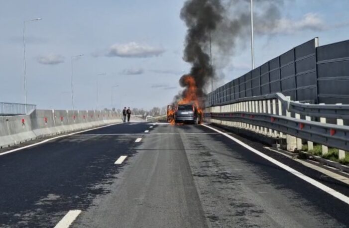 O maşină a luat foc pe Centura Sătmarului (Foto&video)