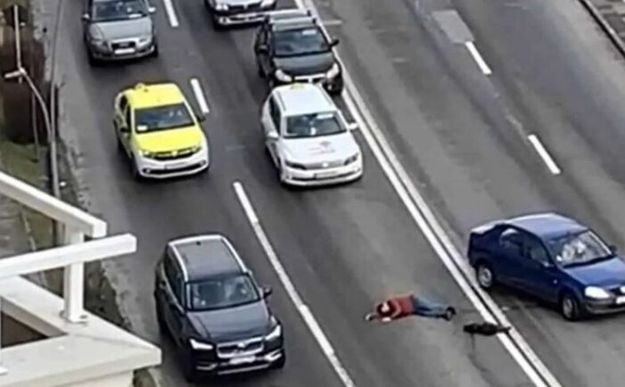 Revoltător ! Bărbat căzut pe şosea, ocolit de mașini (Video)