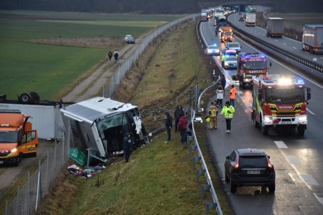 Un autocar cu 32 de români s-a răsturnat. Trei morţi şi patru răniţi (Foto)