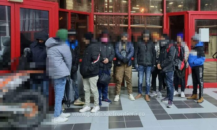 Un român a încercat să scoată ilegal din țară 12 cetățeni străini