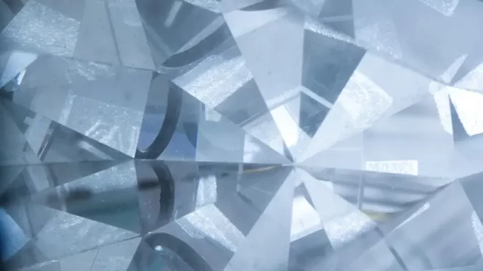 Cercetatorii au creat un cristal mai dur decât diamantul