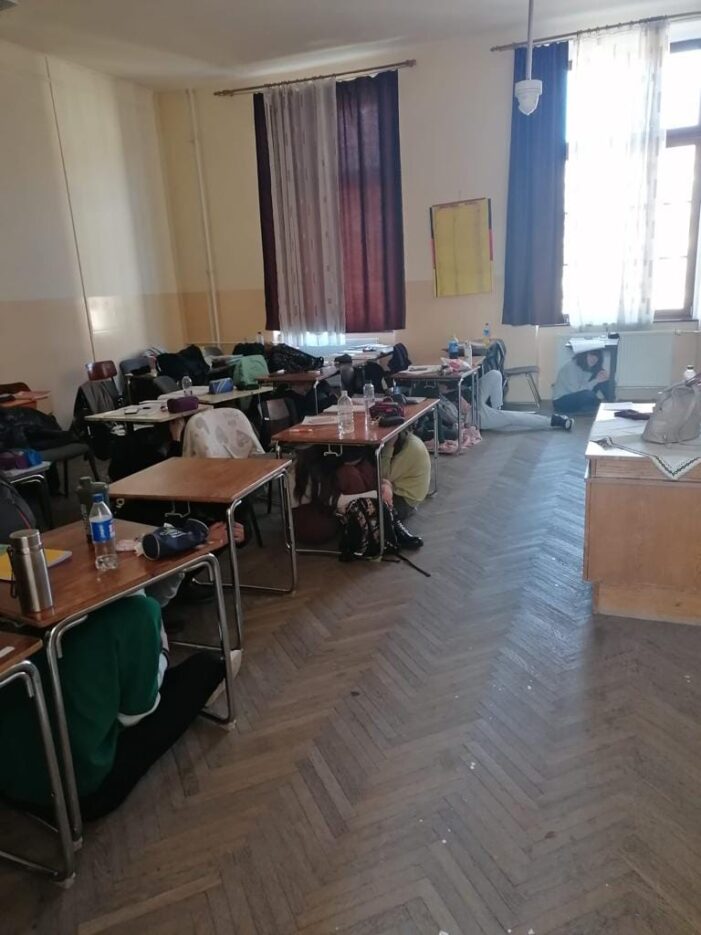 Exerciţii de evacuare, în caz de cutremur, la mai multe licee din Satu Mare (Foto)