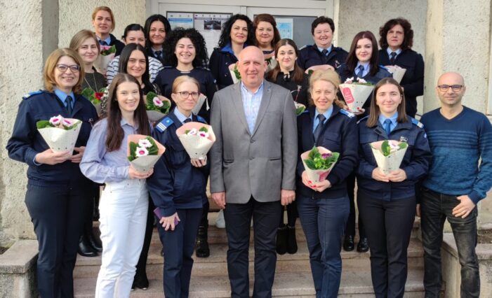 Zâmbete și flori, într-o zi specială (Foto)