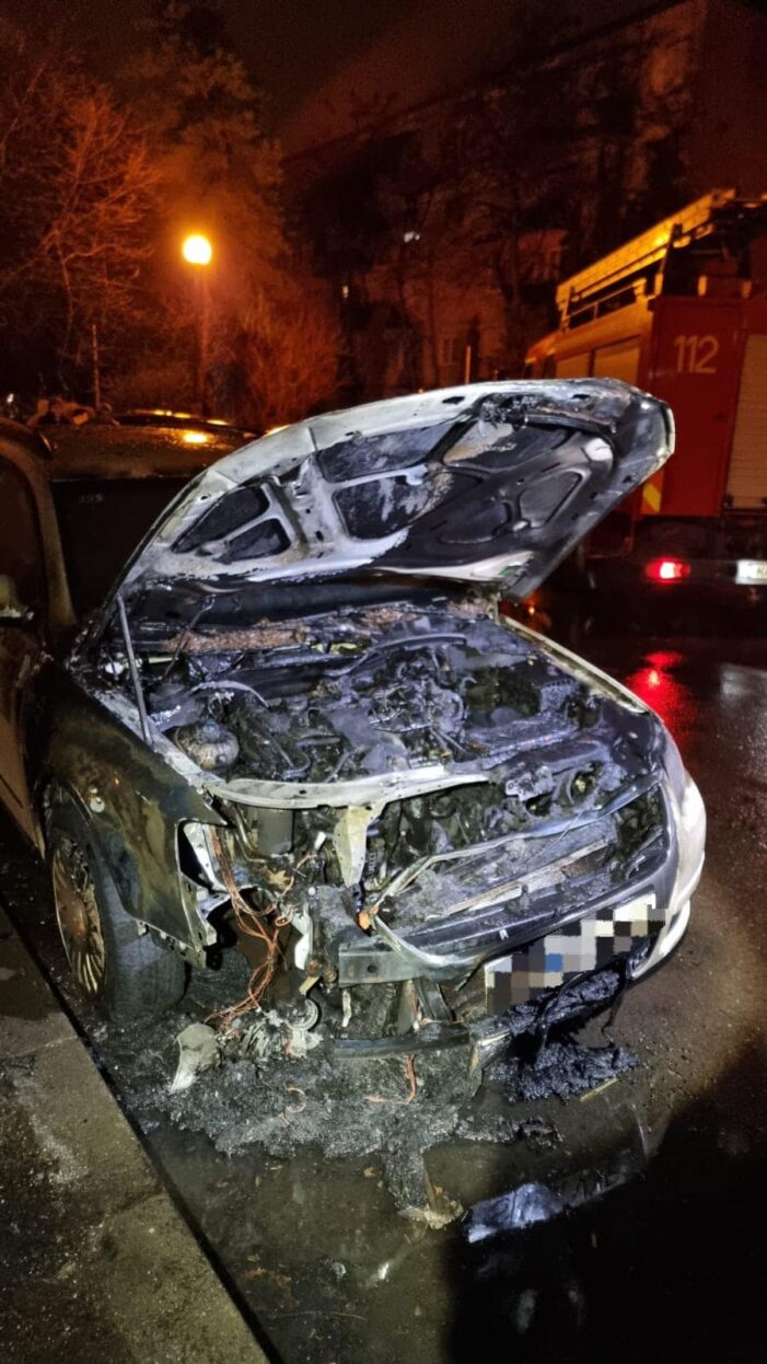 Maşină incendiată pe o alee din Satu Mare (Foto)