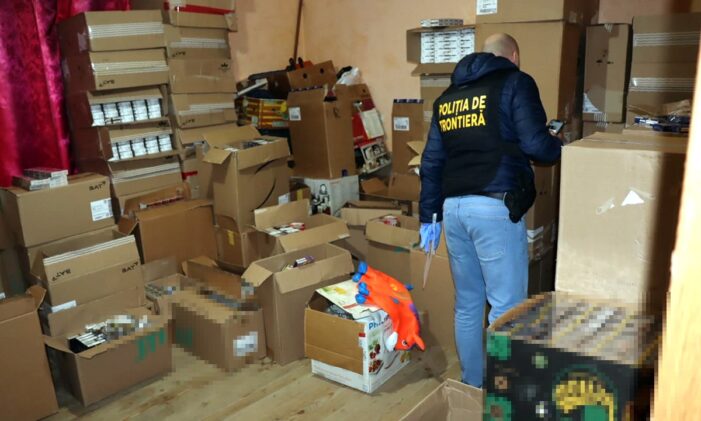 Ţigări şi bani, confiscate în urma a 14 percheziții în Maramureș (Foto)