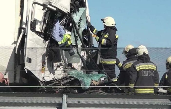 Două TIR-uri româneşti s-au tamponat în Ungaria. Un şofer a murit (Foto)