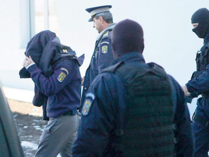 Poliţist prins în flagrant când primea 10.000 de euro pentru două permise de conducere