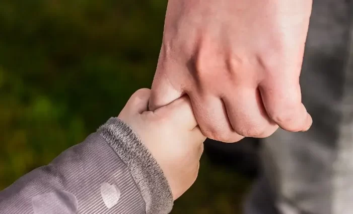 Persoanele care adoptă copii pot sta în concediu de acomodare doi ani