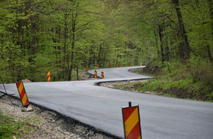 Lucrările de modernizare avansează pe drumul județean DJ 108R