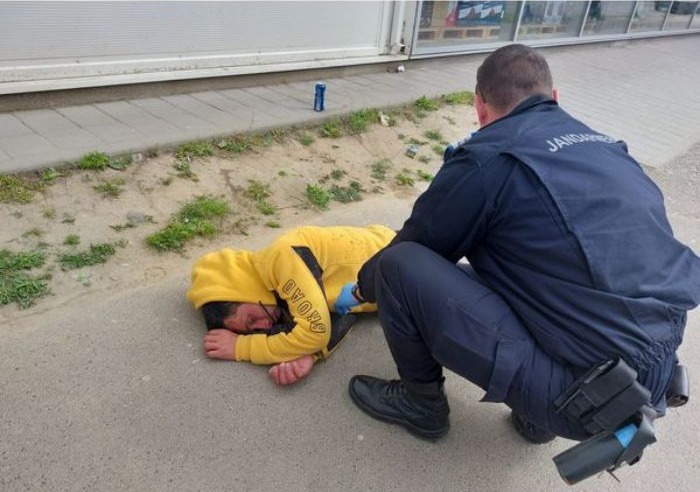 Persoana căzută pe stradă găsită de jandarmi
