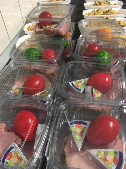 O masă caldă: Bunătăţi de Paşte pentru nevoiaşi O masă caldă: Bunătăţi de Paşte pentru nevoiaşi