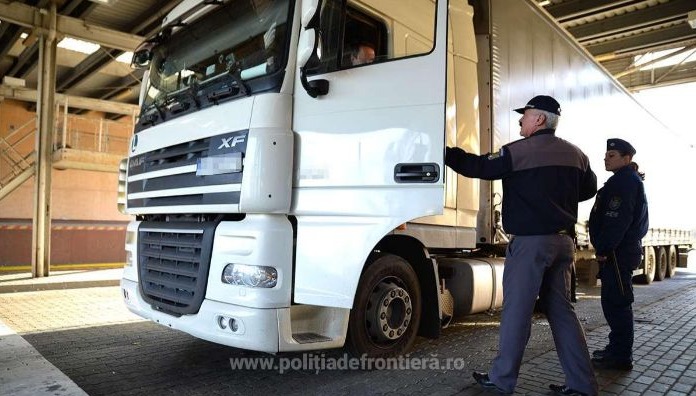 TIR încărcat cu 25,7 tone de deșeuri, oprit la Petea