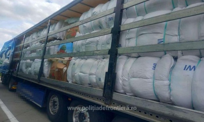 TIR încărcat cu zece de tone de deșeuri, oprit la Petea