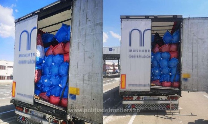 TIR încărcat cu aproximativ 17,5 tone de deșeuri, oprit la Petea