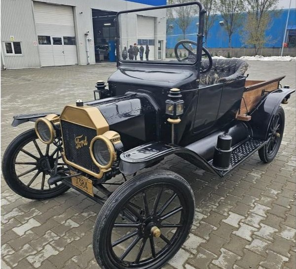 Mașină veche de mai bine de un secol a fost dusă la RAR, pentru verificări (Foto)