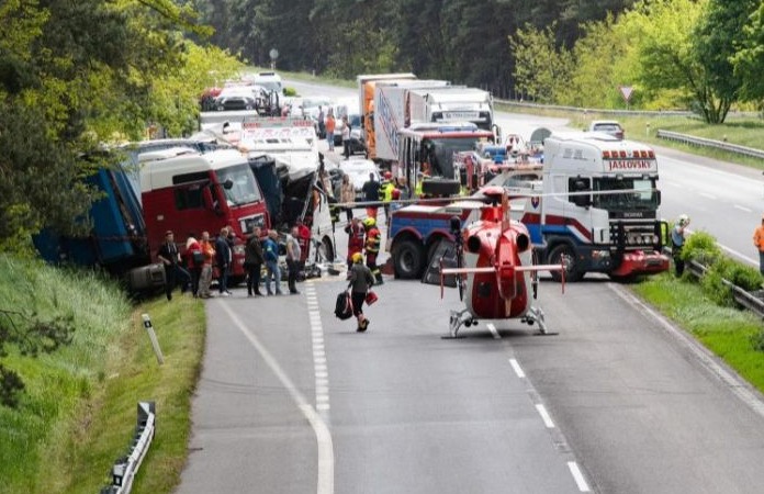 TIR românesc implicat într-un accident în Slovacia. 59 de răniţi (Foto)