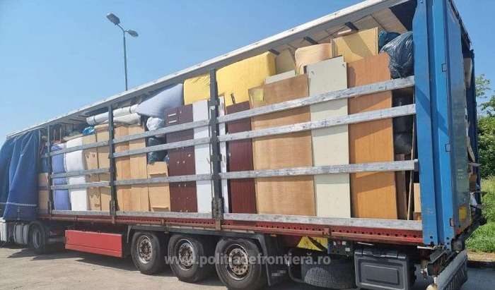 10 tone de haine second hand, oprite la intrarea în ţară