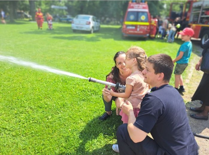 Pompierii au devenit şi ei copii pentru o zi (Foto)