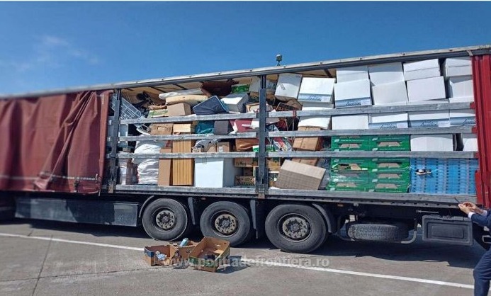 27 tone de alimente expirate, mobilă și textile, oprite la intrarea în țară