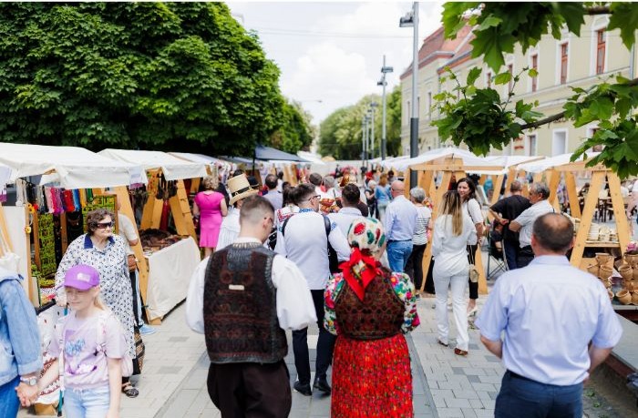 S-a deschis Târgul produselor tradiţionale (Foto)