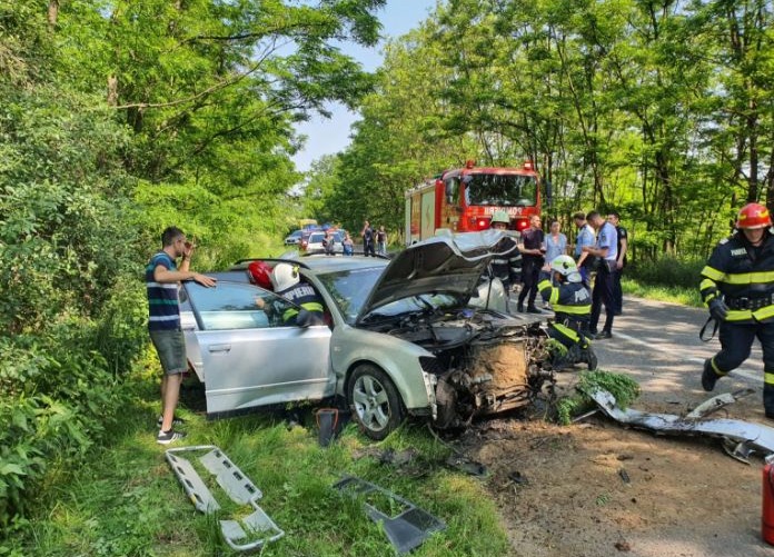 Accident grav. O femeie încarcerată (Foto)