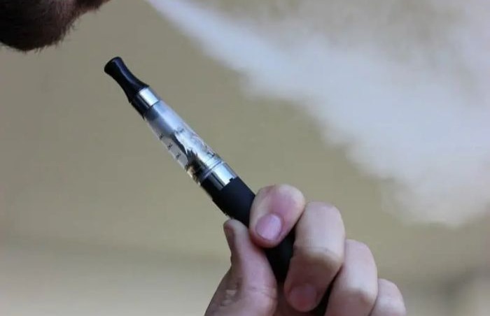 Țigările electronice ar putea fi interzise în spațiile publice închise Țigările electronice ar putea fi interzise în spațiile publice închise