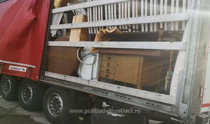 Nouă tone de mobilier și produse de uz casnic, oprite la intrarea în ţară