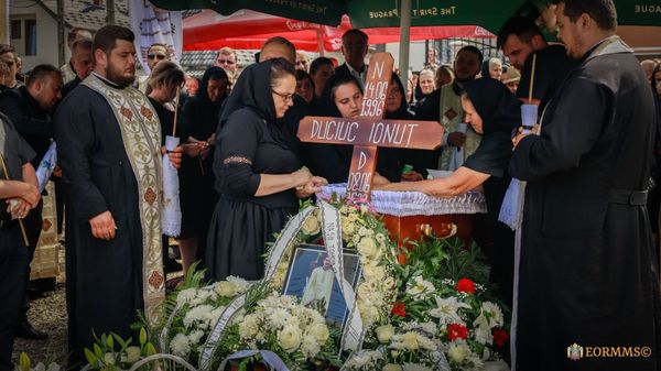 Preotul din Terebeşti a fost condus pe ultimul drum (Foto) Preotul din Terebeşti a fost condus pe ultimul drum (Foto)