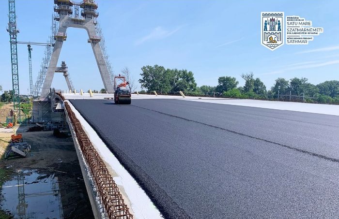 Strat de asfalt, turnat peste noul pod peste Someş (Foto)