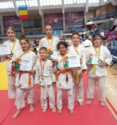Opt medalii pentru elevii antrenorului Terely, la Oradea (Foto)