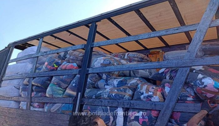 TIR încărcat cu peste șase tone de deșeuri, oprit la PTF Petea