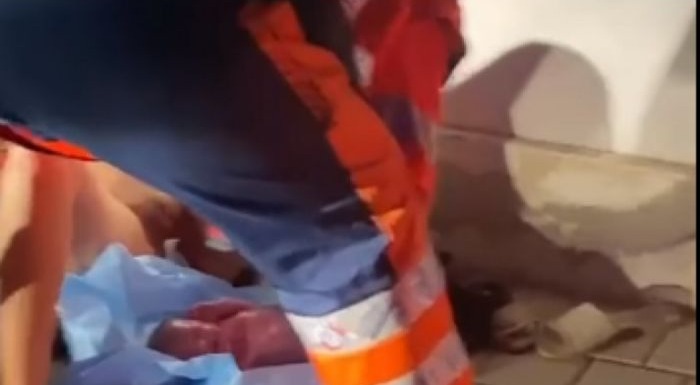 Scandal monstru ! O femeie a născut în stradă, în faţa unui spital ! Nu a fost ajutată !