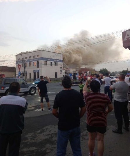 Un service auto din Satu Mare a luat foc (Foto)