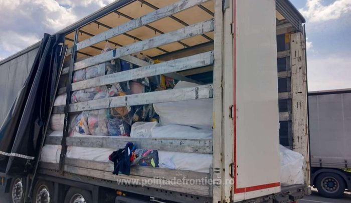 TIR încărcat cu peste 34 tone deșeuri, oprit la intrarea în țară