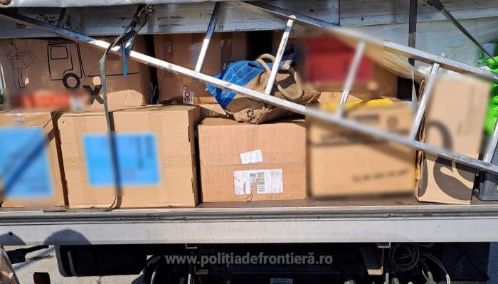 Autoutilitară încărcată cu trei tone deșeuri, oprită la Petea
