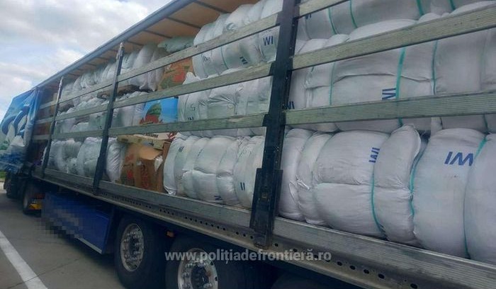 Două tiruri încărcate cu 28 tone deșeuri, oprite la intrarea în România
