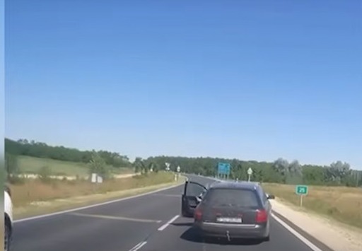A sărit de la volan în timpul mersului ca să scape de poliție (Foto&video)