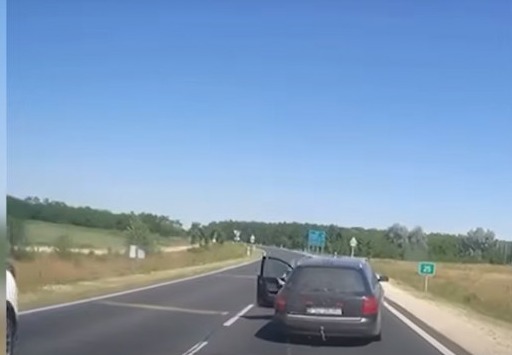 A sărit de la volan în timpul mersului ca să scape de poliție (Foto&video) A sărit de la volan în timpul mersului ca să scape de poliție (Foto&video)